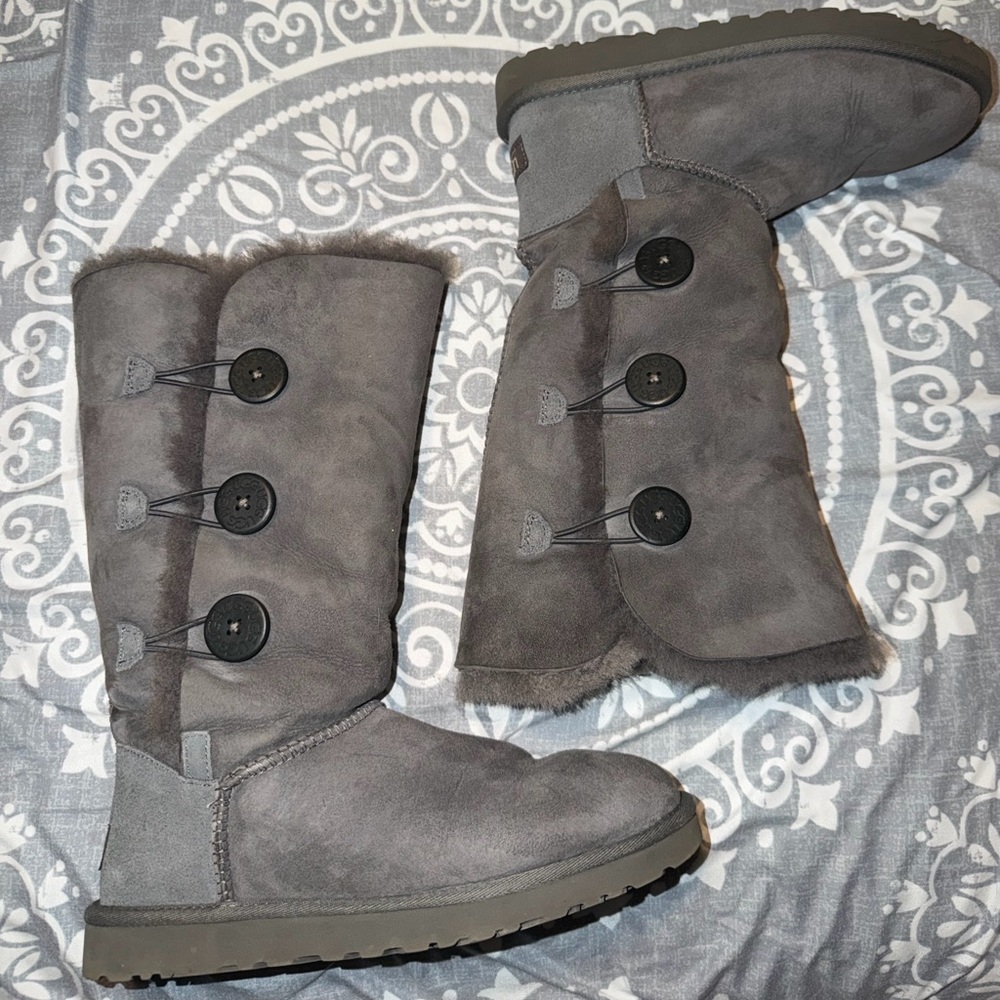 UGG Bailey Button Triplet Gray Size 9